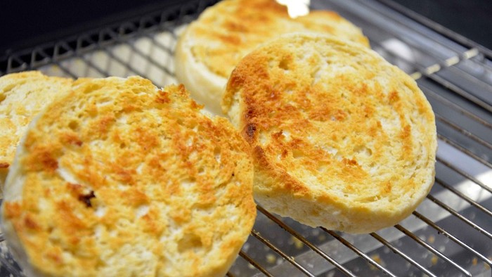 Gulde og brune brødskiver på køleskabsgitter