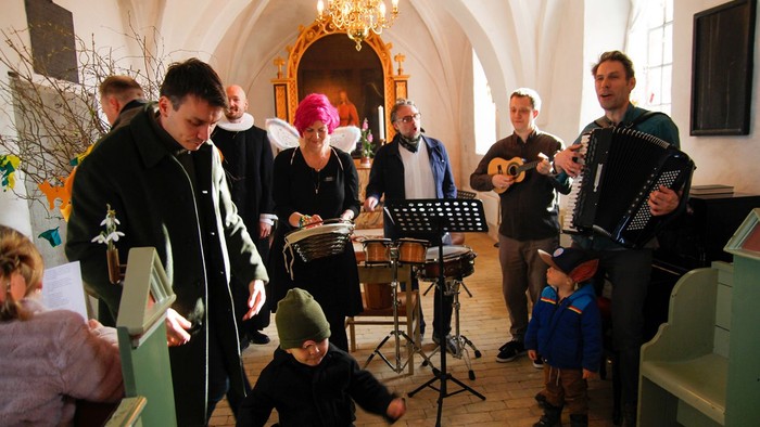 Fastelavn i kirken med udklædte børn og musik