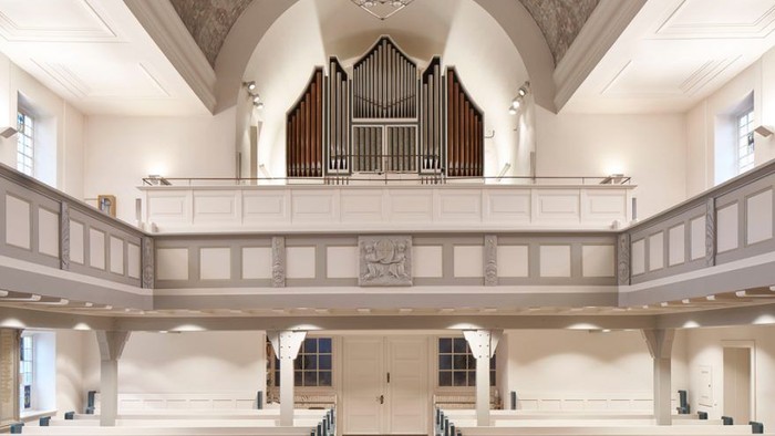 Leere Kirche mit Emporen und Orgel