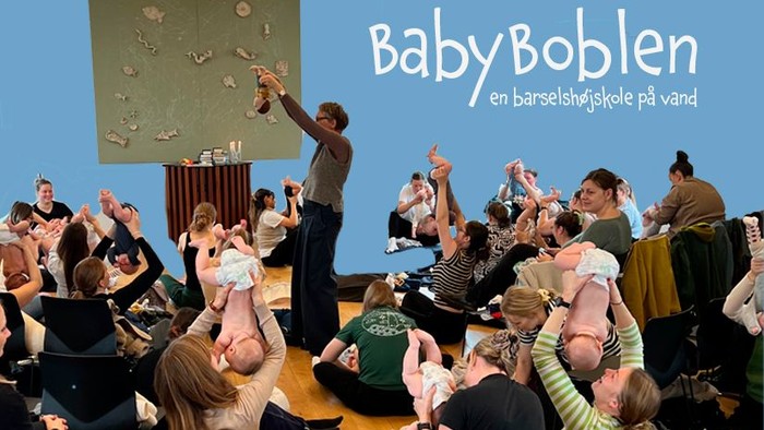 En mand underviser en gruppe voksne og babyer i kunst.