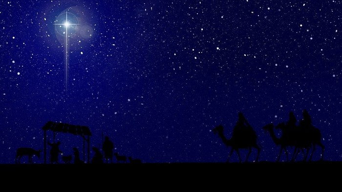 Sternenhimmel mit Weihnachtsmotiven und hell leuchtendem Stern