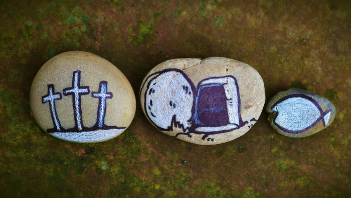 Ökumenischer Oster-Gottesdienstplan mit bemalten Steinen und Kirchenstandorten in Herborn.