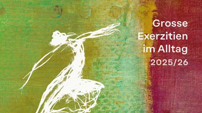 Eine grob in weiß skizzierte tanzende Frau auf grünem und weinrotem Hintergrund plus Schriftzug "Große Exerzitien im Alltag 2025/26"