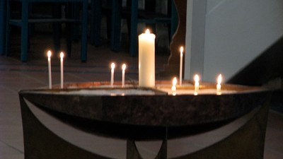 Mehrere Kerzen auf einem Tisch in einem Raum