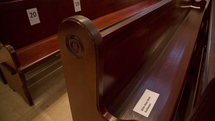 Holzbänke in Kirche mit Nummernbeschriftungen