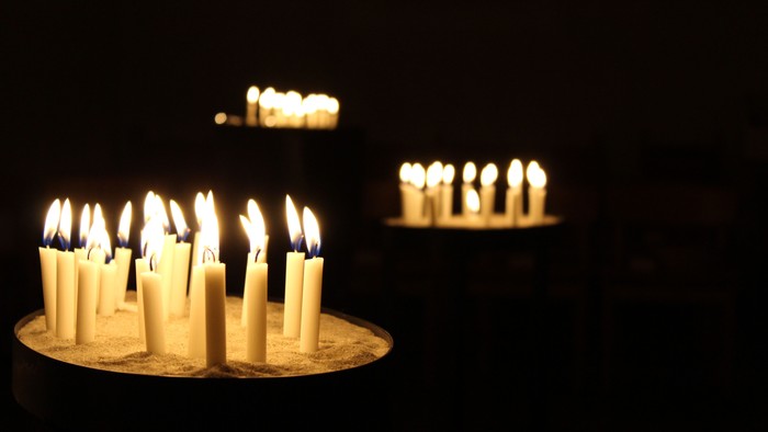 Bragt lysende lygter på mørke badeplader