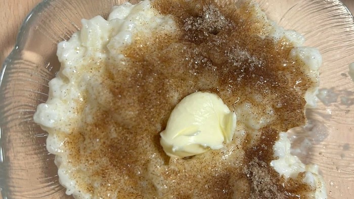 Asiet med risengrød med kanelsukker og smørklat