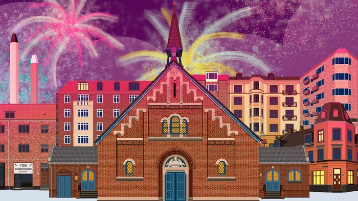En rød murstenskirke med blå dør og tårn, omgivet af andre bygninger og fyrværkeri i en mørk himmel med en halvmåne