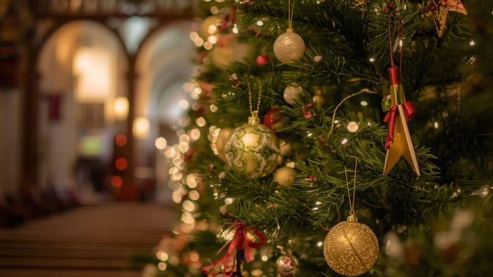 Weihnachtsbaum mit Schmuck in einer prächtigen Halle