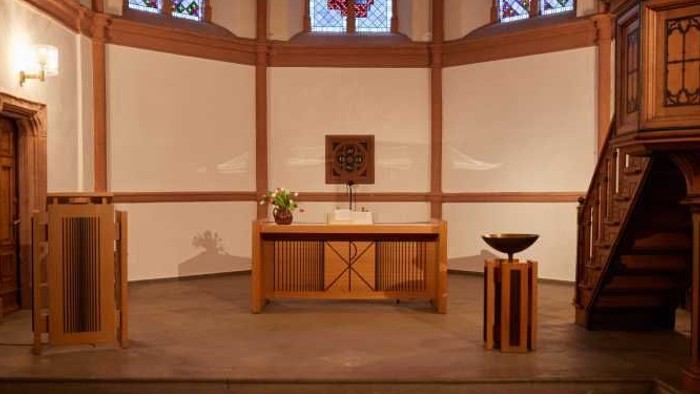 Links eine Kirche, Mitte ein Innenraum mit Holz, rechts ein Logo mit Text und Kirche