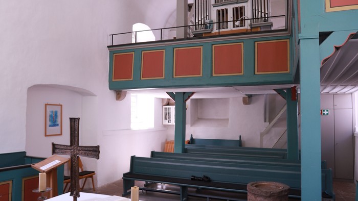 Kircheninneres mit Altar, Kronleuchter und Orgel