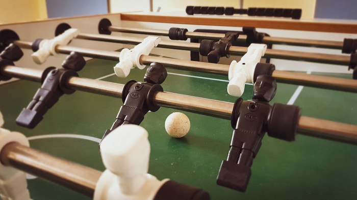 Ein Fußballtisch mit Spielern und einem Ball