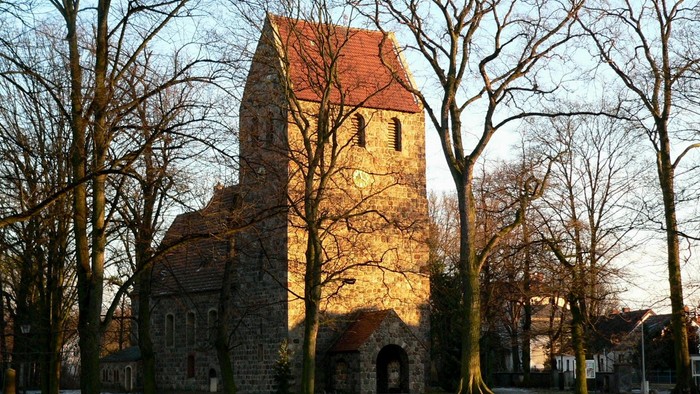 Alte Dorfkirche Marienfelde und Dorfteich gefroren im Winter