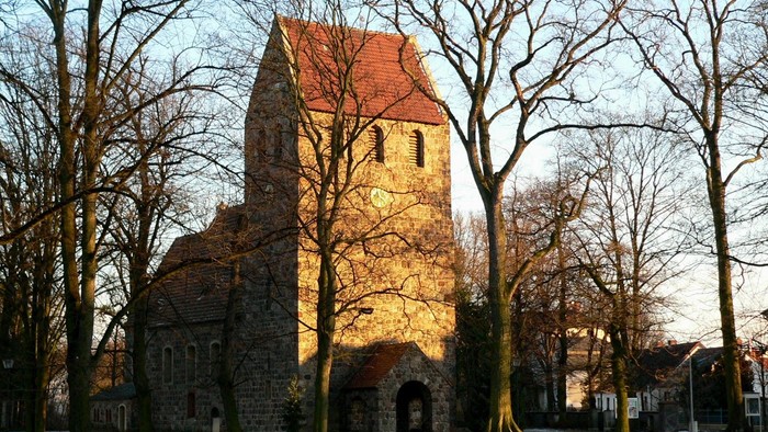 Alte Dorfkirche Marienfelde und Dorfteich gefroren im Winter