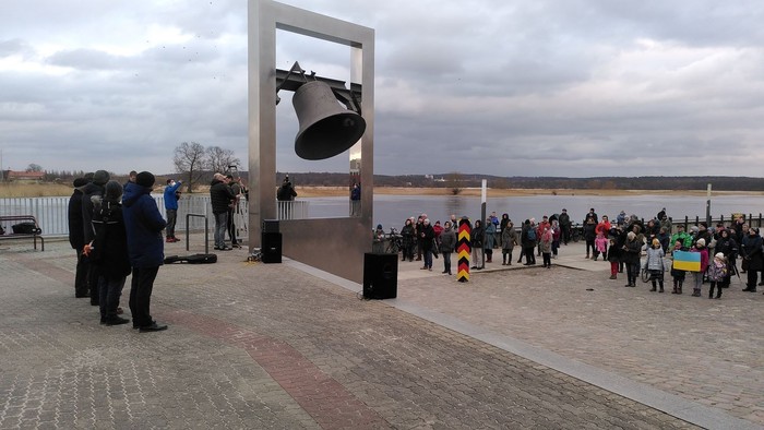 Die Friedensglocke am Oderufer. Große Glocke gehalten von einer Konstruktion aus Edelstahl.