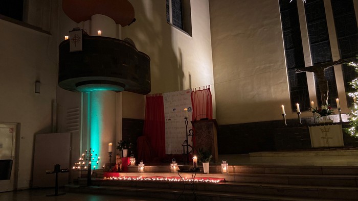 Weihnachtlich Beleuchtete Dekoration unter der Kanzel der Linde