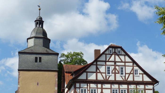Altes Gebäude mit Turm und Auto davor