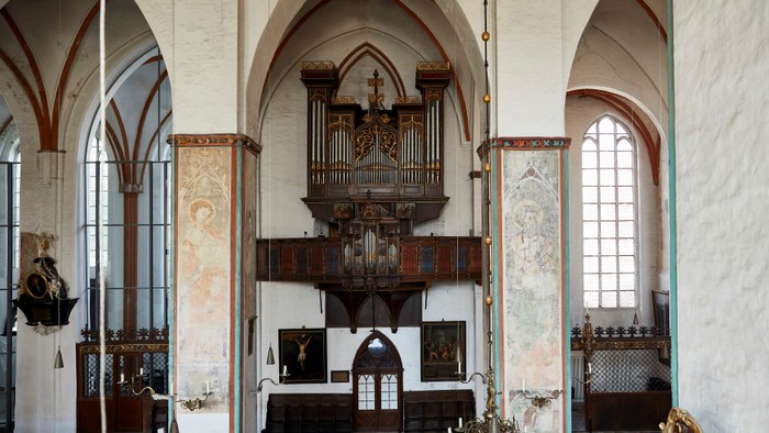 Innenraum einer Kirche mit Orgel und Altären