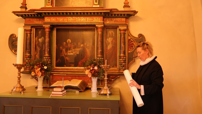 Sognepræst tænder lys i Brøndbyvester Kirke