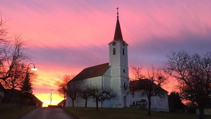 Kirche bei Sonnenuntergang