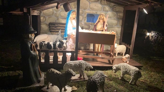 Heilige Nacht Szene mit Maria, Josef, Baby Jesus, Schafen und Esel im Stall