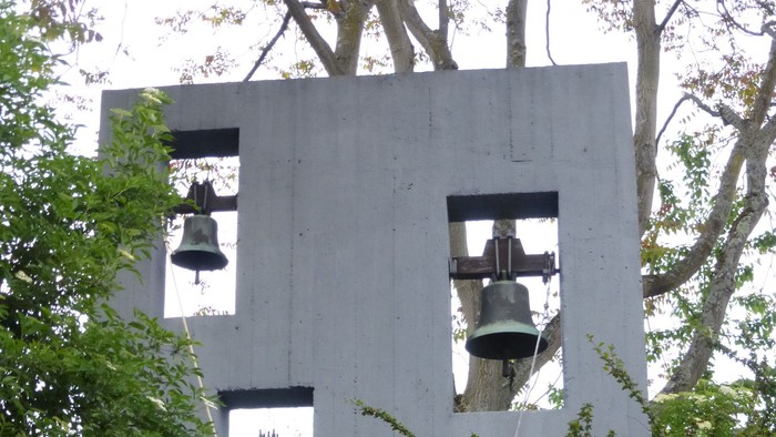 Der Turm hat drei Glocken in Öffnungen.