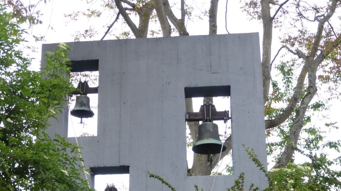 Der Turm hat drei Glocken in Öffnungen.