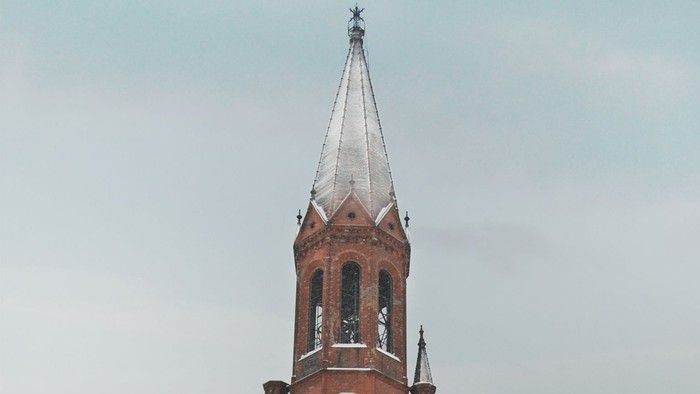 Kirche in winterlicher Umgebung mit Textüberlagerung: **