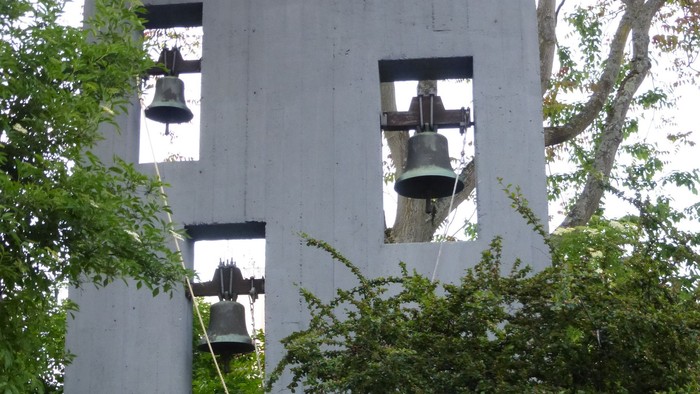 Der Turm hat drei Glocken in Öffnungen.