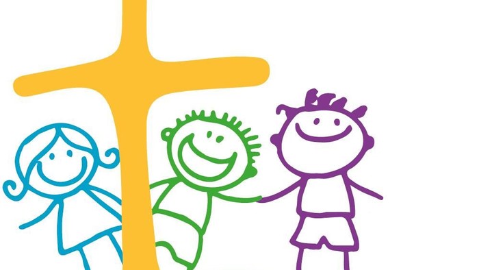 Das Bild zeigt drei Kinder vor einem Kreuz mit dem Text