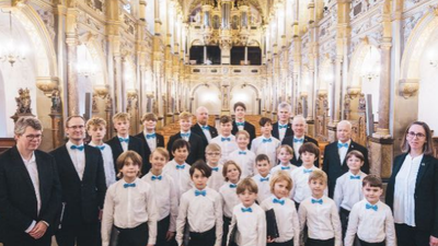 En koncertplakat for Frederiksborg Drengekor i Hellerup Kirke med drengekorets medlemmer og musikere.