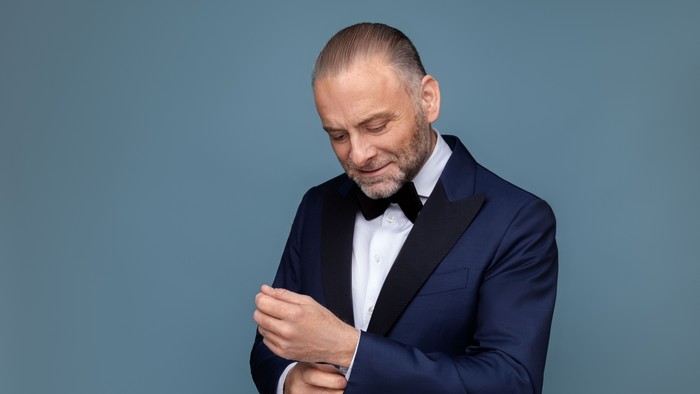 Sangeren Jesper Lundgaard i mørkeblåt