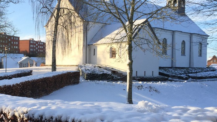 Hvid kirke i snelandskab