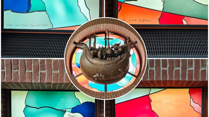 Vier farbenfrohe Landkarten und ein Hängeleuchte vor Ziegelmauer