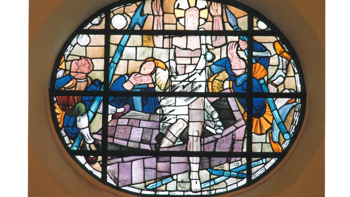 Buntes Kirchenfenster mit biblischer Szene