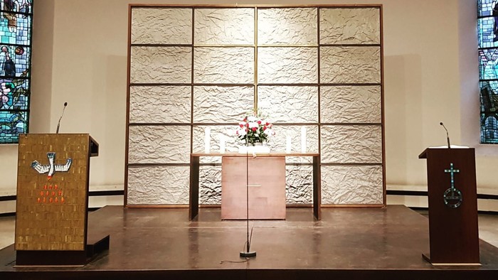 Die Kirche mit Altarraum, zwei Kanzeln und einem Rundfenster.