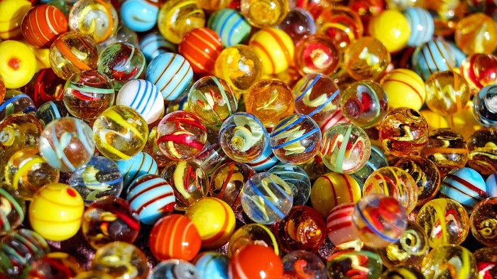 Bunte Glasperlen in verschiedenen Farben und Mustern