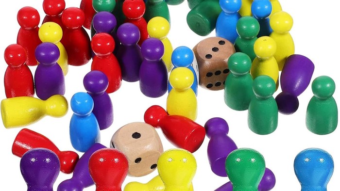 Bunte Holzfiguren in verschiedenen Farben und Haltungen