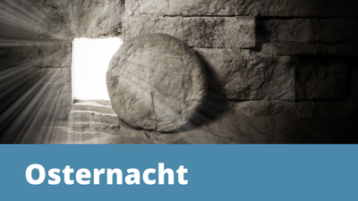 Ein großer Stein vor einem hell erleuchteten Eingang in einer Höhle