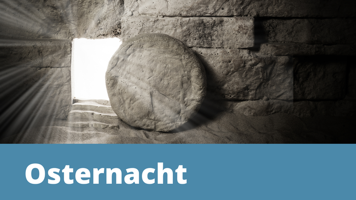 Ein großer Stein vor einem hell erleuchteten Eingang in einer Höhle