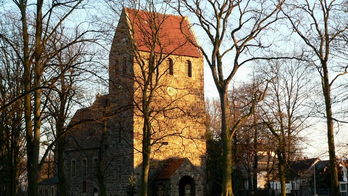 Alte Dorfkirche Marienfelde und Dorfteich gefroren im Winter