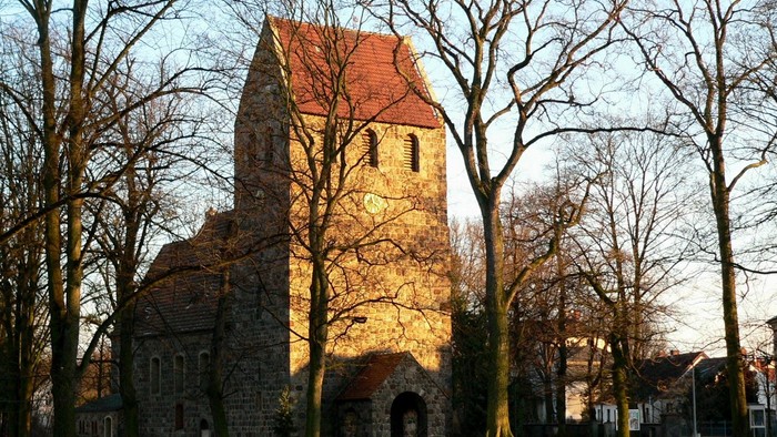 Alte Dorfkirche Marienfelde und Dorfteich gefroren im Winter