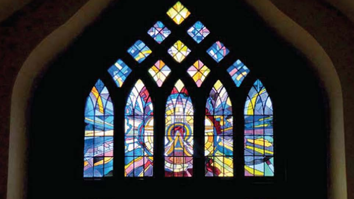 Buntes Fenster der Kirchhofskapelle