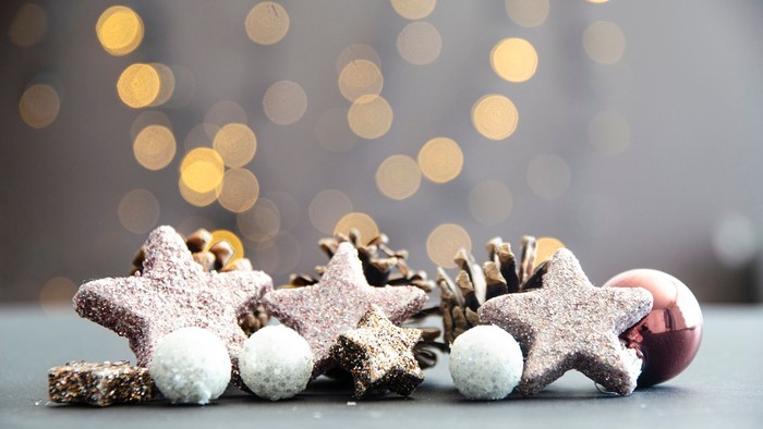 Weihnachtsdekoration mit Sternen und Weihnachtskugeln.