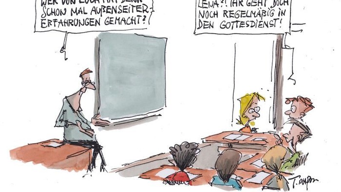 Ein Lehrer erklärt an der Tafel, während zwei Schüler im Hintergrund tuscheln und lachen.