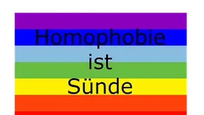Das Bild zeigt ein farbenfrohes Banner mit der Aufschrift 'Homophobie ist Sünde'.