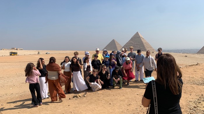 Evangelische Jugend Offenbach und koptisch-orthodoxe Jugend Frankfurt, ein Gruppenfoto vor den Pyramiden