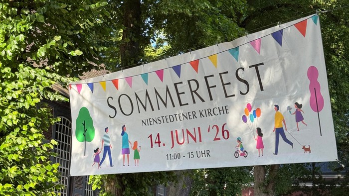 Ein Banner kündigt ein Sommerfest in der Nienstedter Kirche am 14. Juni 2026 von 11:00 bis 15:00 Uhr an.