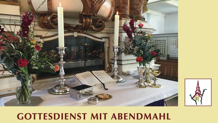 Elegante Tischdekoration mit Kerzen, Blumen und Gläsern in einem stilvollen Raum