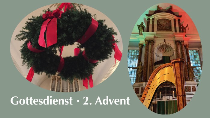 Adventskranz und Kirchenaußenbereich geschmückt für den zweiten Adventssonntag, beschriftet mit „Gottesdienst“.